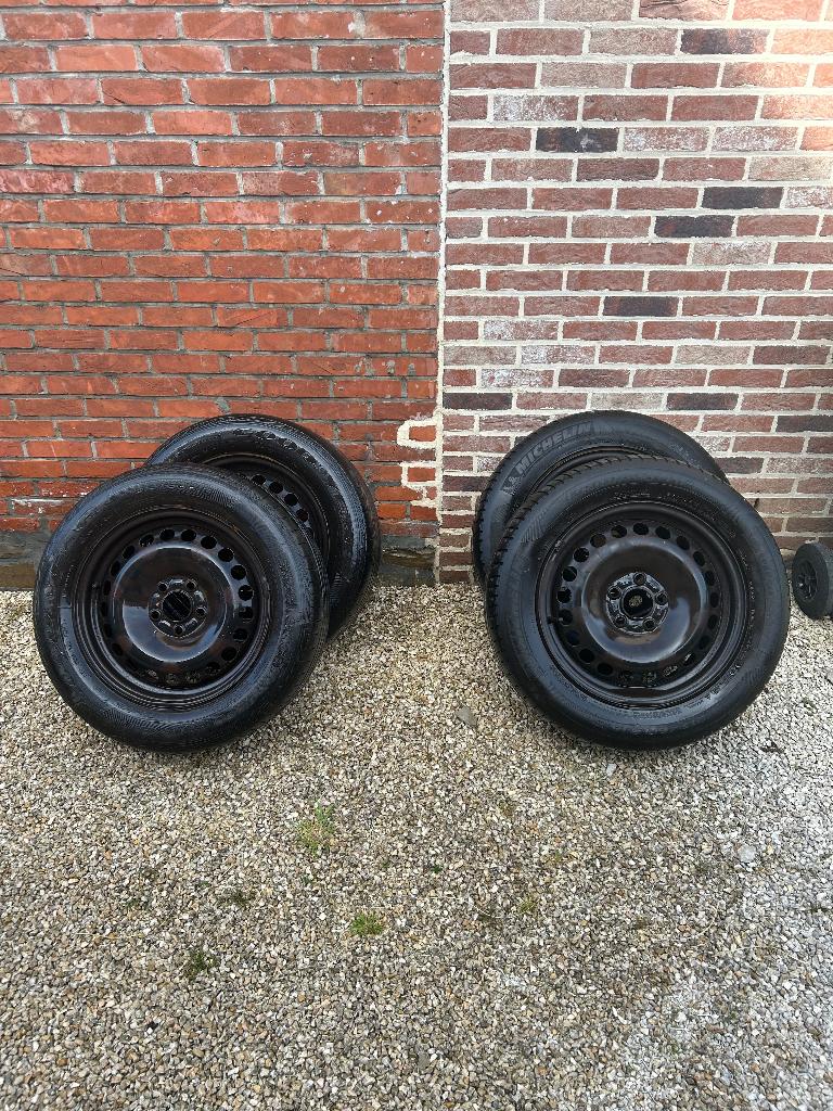 Vier banden op stalen velgen, Auto-onderdelen, Banden en Velgen, Ophalen, 16 inch, Band(en), Zomerbanden