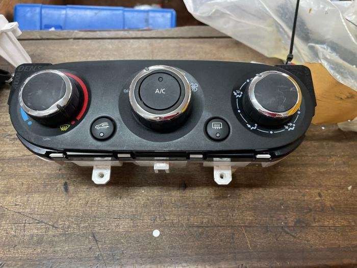 Panneau de commandes chauffage d'un Renault Captur, Renault, -, 3 mois de garantie, Utilisé
