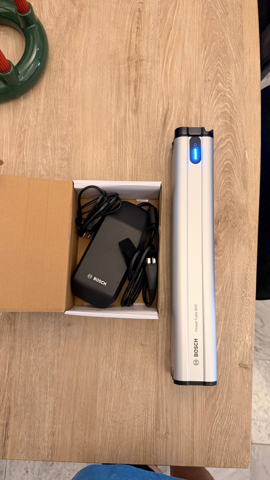 Batterie Bosch PowerTube 800 + chargeur ( 0 km), Vélos & Vélomoteurs, Enlèvement, Comme neuf