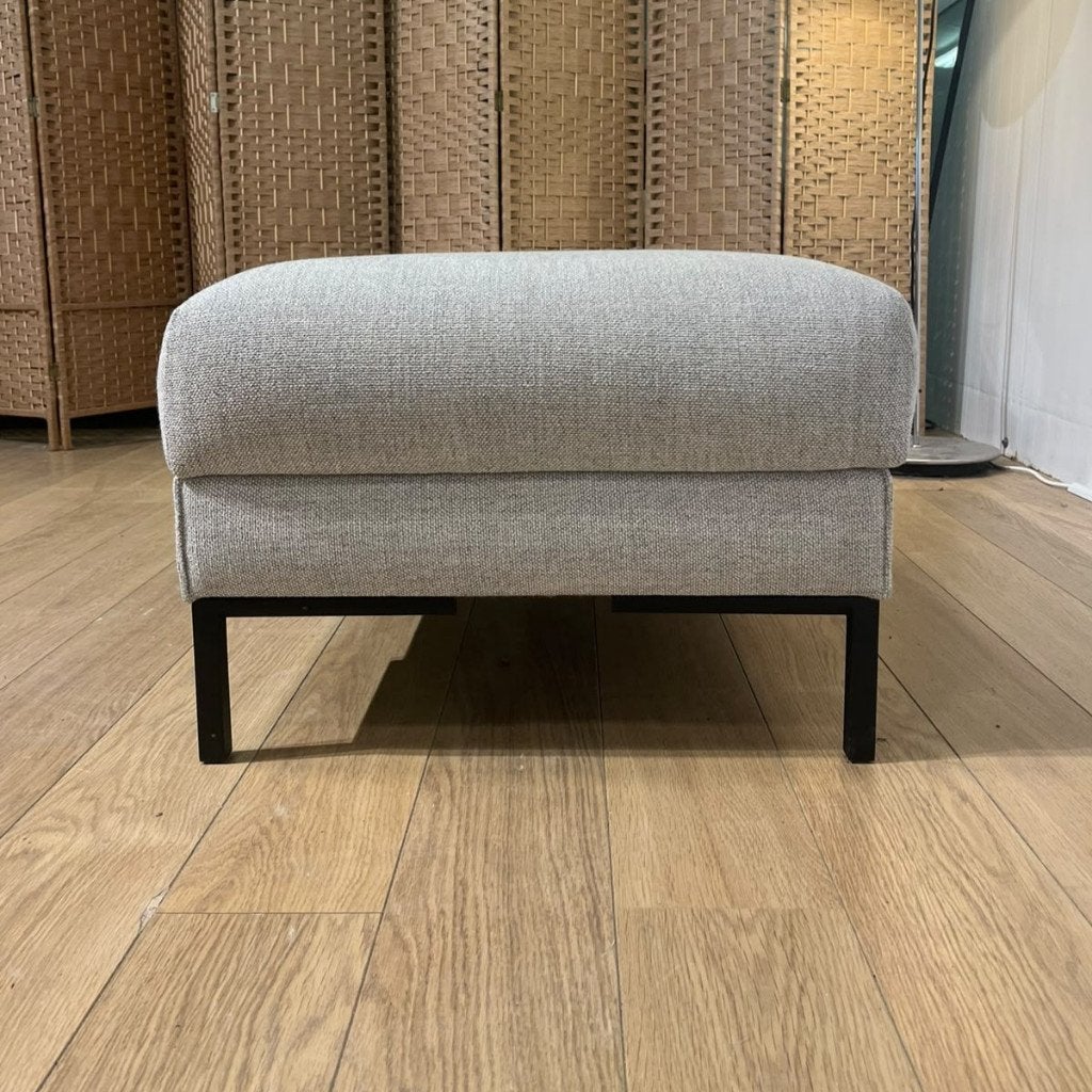 NIEUWSTAAT Design on Stock Aikon Hocker + GARANTIE, Huis en Inrichting, Zetels | Voetbanken en poefs, Design Hocker Voetenbank Poef Design on Stock
