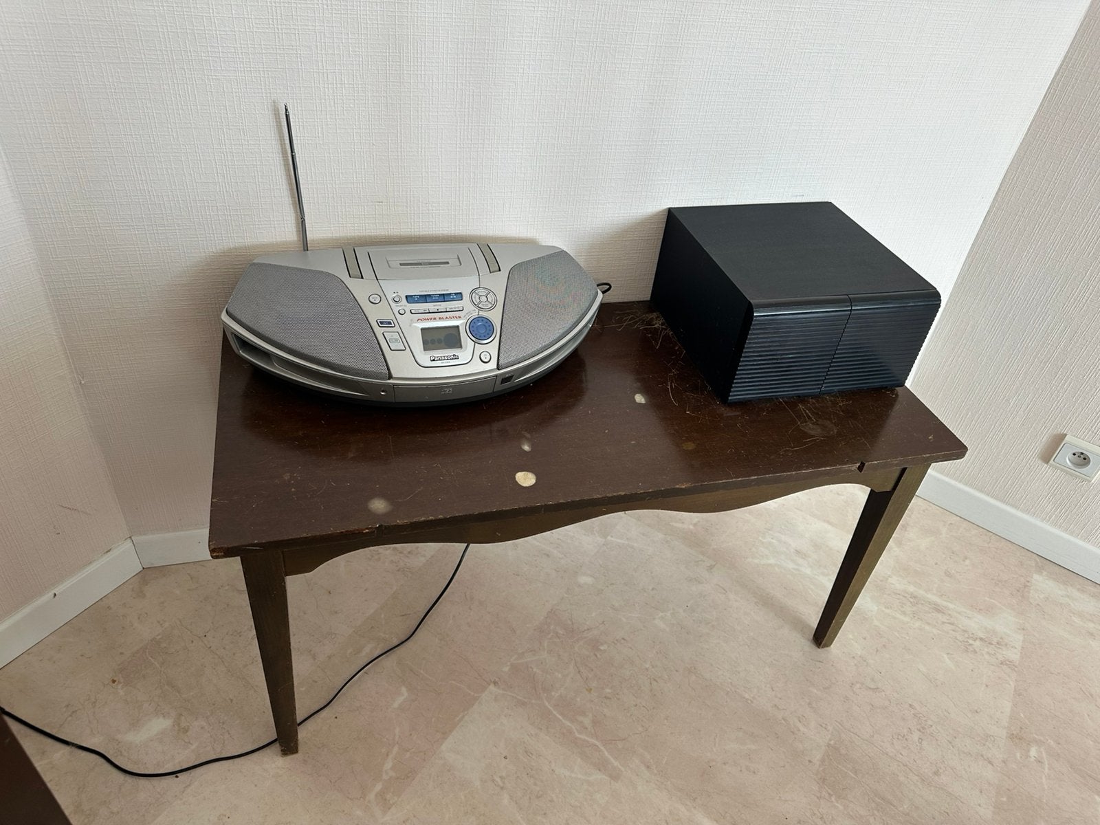 Radio met meubel, Ophalen, Zo goed als nieuw