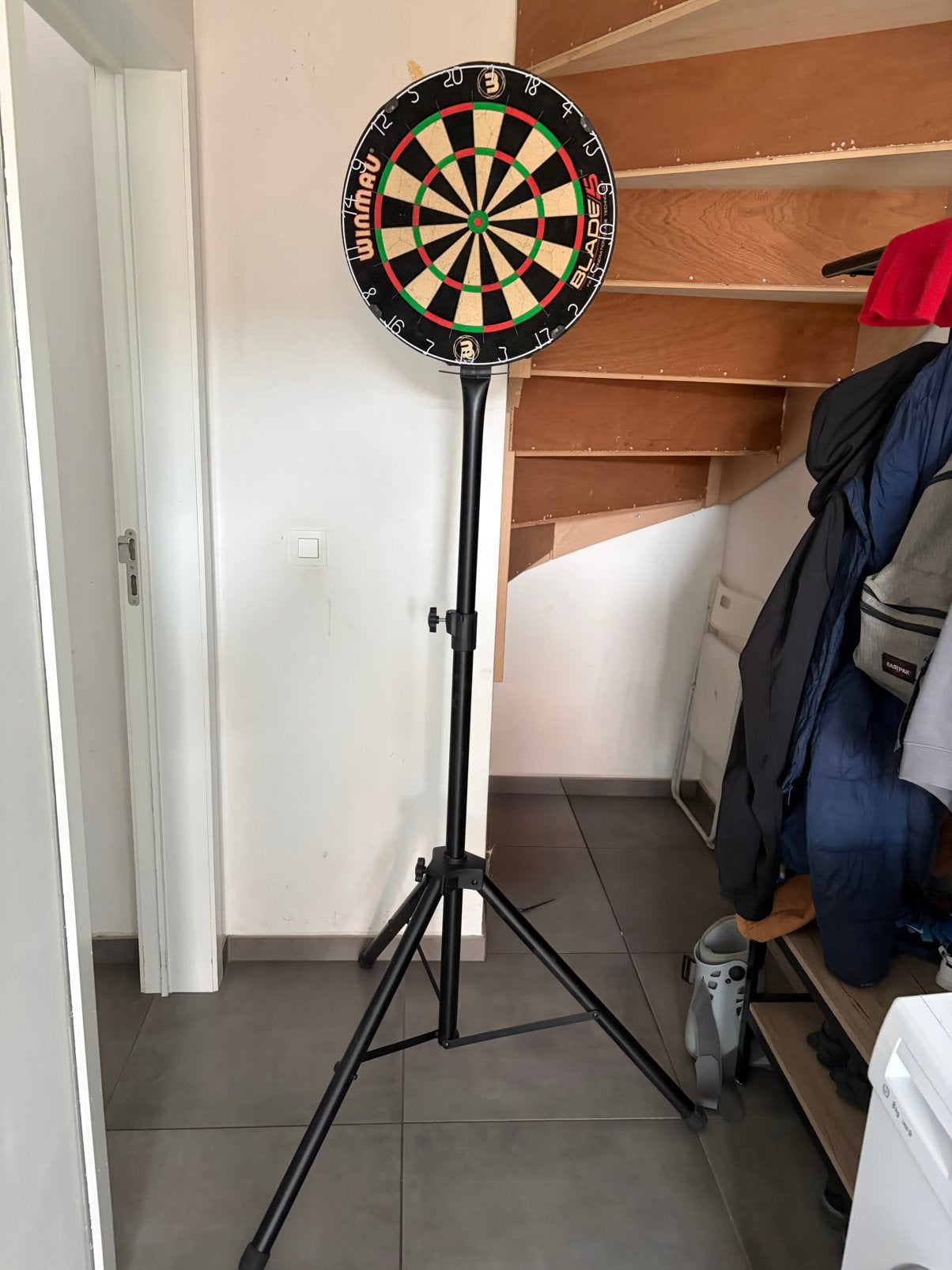 Winmau Blade 5 dartbord met verstelbare standaard, Ophalen, Zo goed als nieuw, Dartbord
