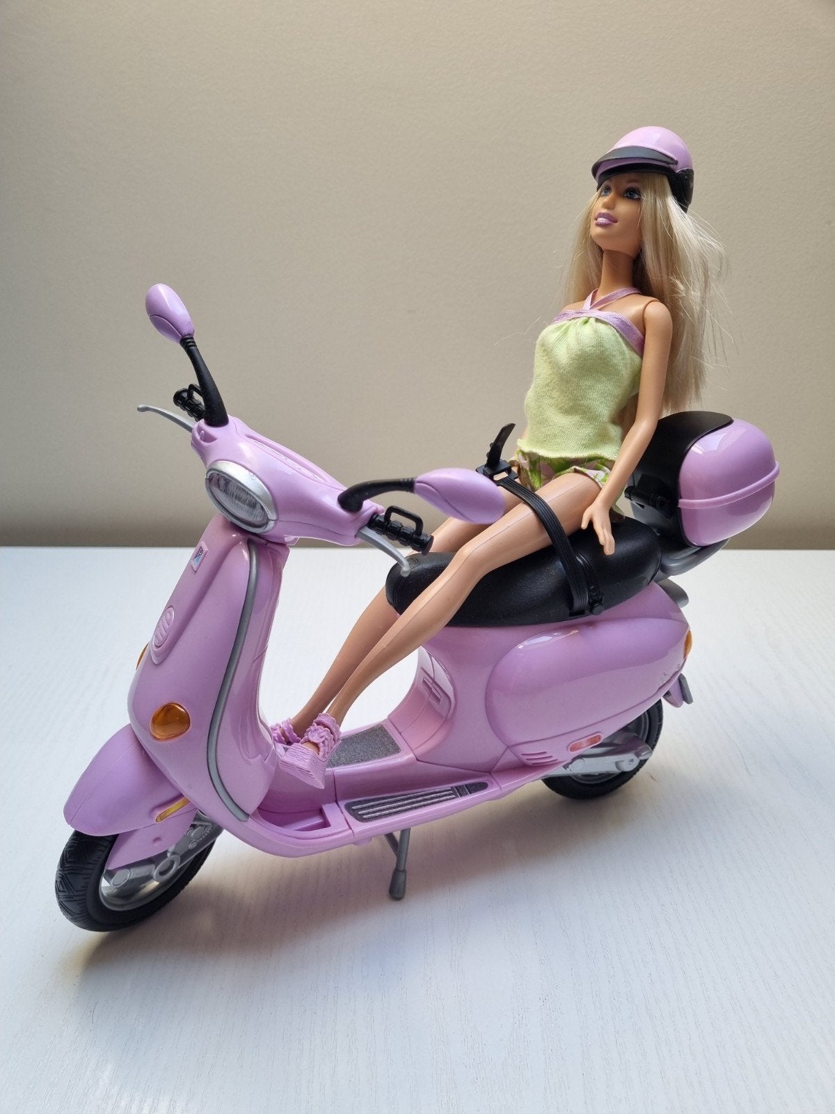 Barbie Op Vespa Scooter Mattel, Kinderen en Baby's, Speelgoed | Poppen, Ophalen of Verzenden, Barbie