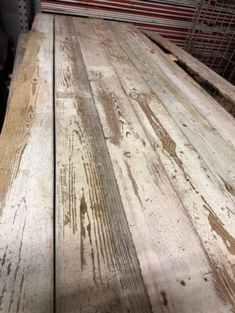 Geborsteld sloophout met verfresten wit/rood unieke plank, Tuin en Terras, Ophalen of Verzenden, Gebruikt, 180 tot 250 cm, Planken