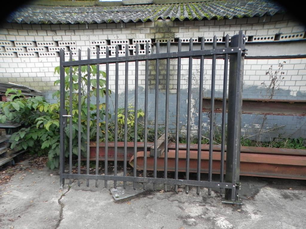 poort draai met paal Heras, Ophalen, Met poort, Gebruikt, Spijlenhekwerk