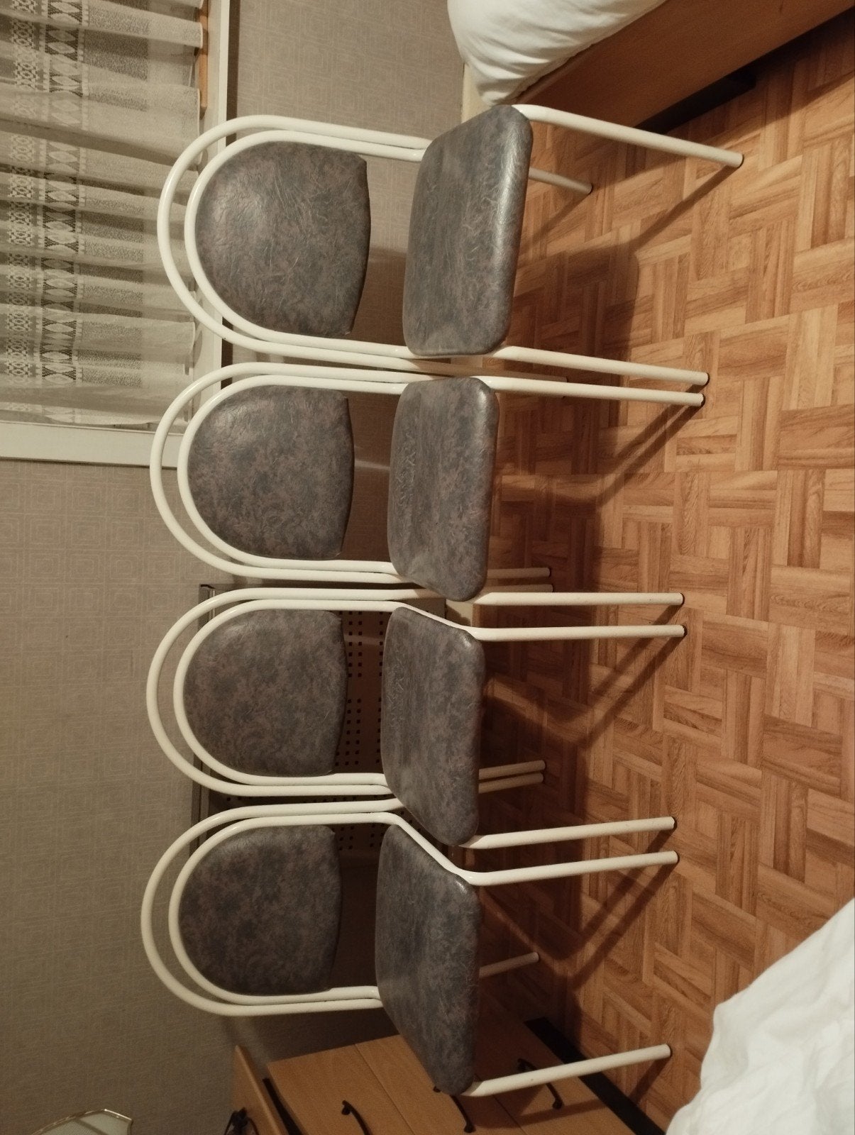 4 metalen stoelen bekleed met 1 tafel kleur verschillende kl, Huis en Inrichting, Stoelen, Ophalen