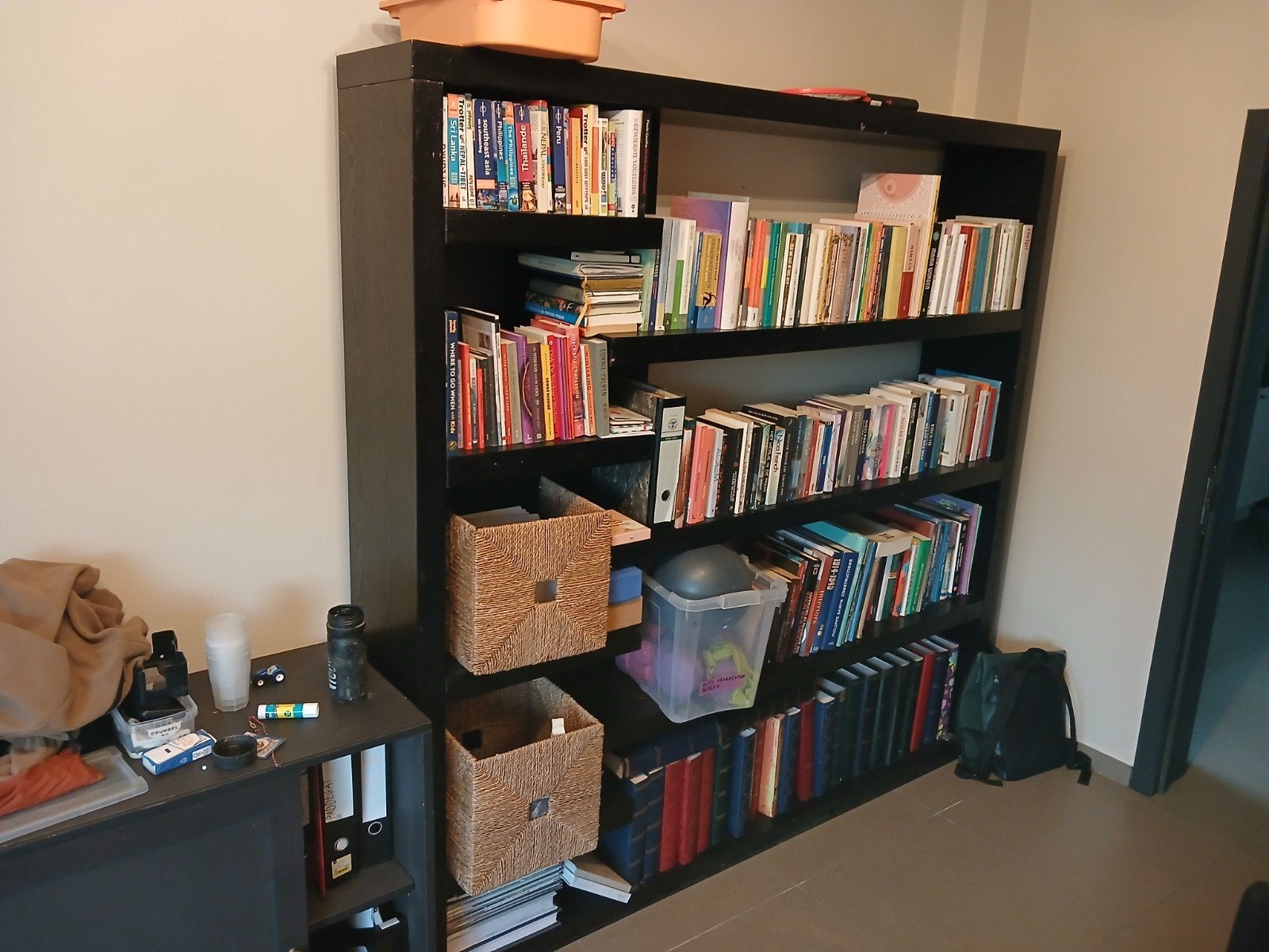 Zwarte zware houten boekenkast, 25 à 50 cm, Avec tablette(s), 150 à 200 cm, 150 à 200 cm