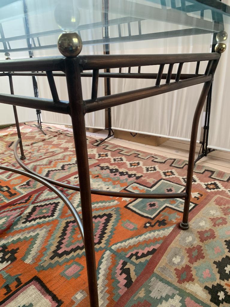 Tafel met smeedijzeren tafelvoet en glazen blad, Enlèvement