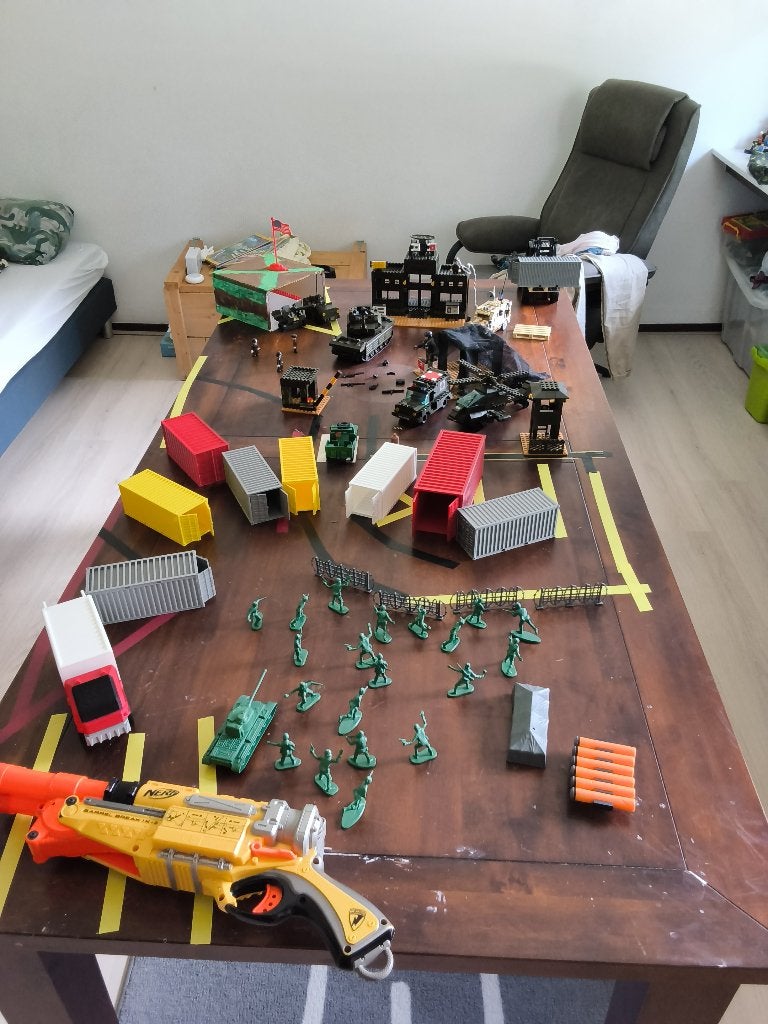 Legerkamp met containers, Ophalen, Zo goed als nieuw