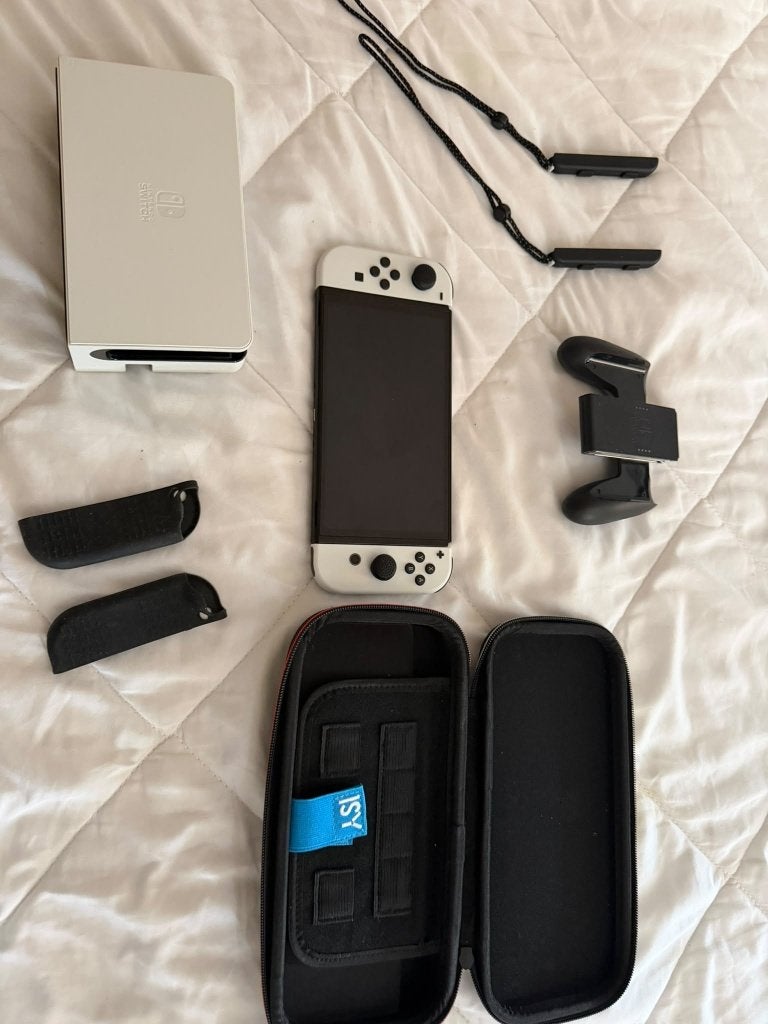 Nintendo Switch OLED + Need for Speed : Hot Pursuit, Switch OLED, Comme neuf, Avec jeux, Sans contrôleur
