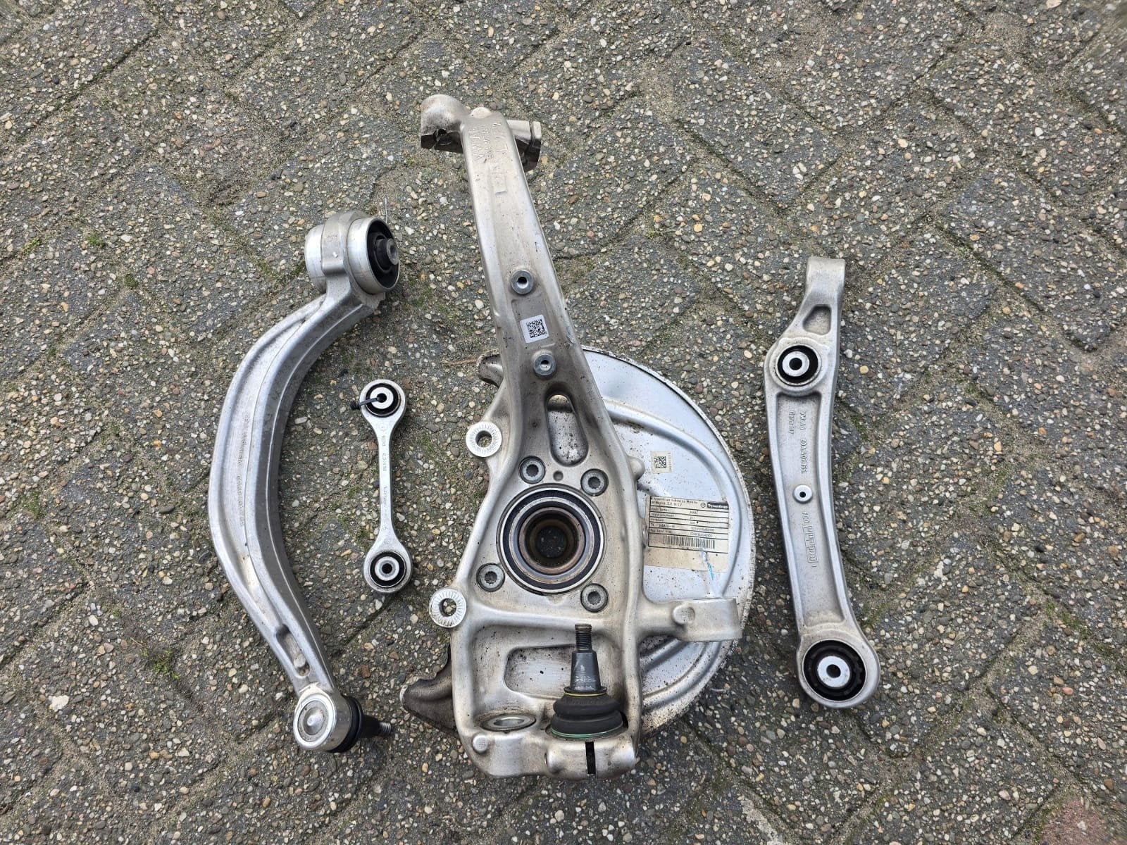 Ensemble de fus es de direction et bras de suspension pour A, AUDI AG, Auto-Union-Strasse 1
85045  Ingolstadt, DE, Audi, Utilisé
