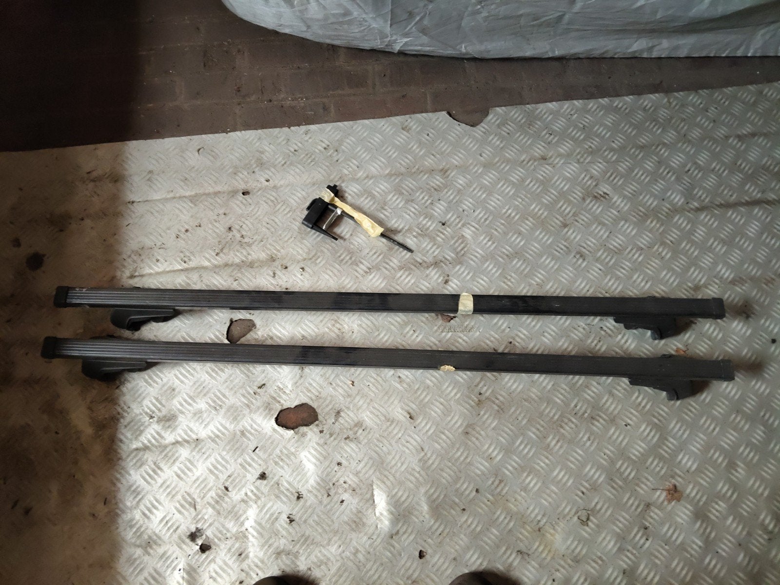 Barre de toit universel à placer sur barre d'origine 117cm, Autos : Divers, Porte-bagages, Enlèvement ou Envoi, Utilisé