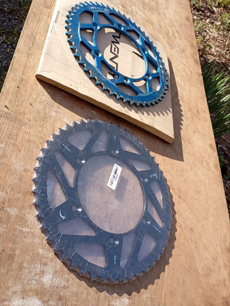 Couronnes 51 dents YZ 2019..... Un neuf et un d'occasion, Ophalen