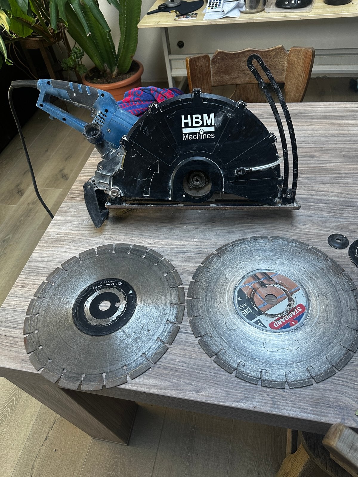 HBM 350mm betonzaag met 2 diamantschijven  (1 bosh schiif), Ophalen, Gebruikt, Cirkelzaag, 70 mm of meer