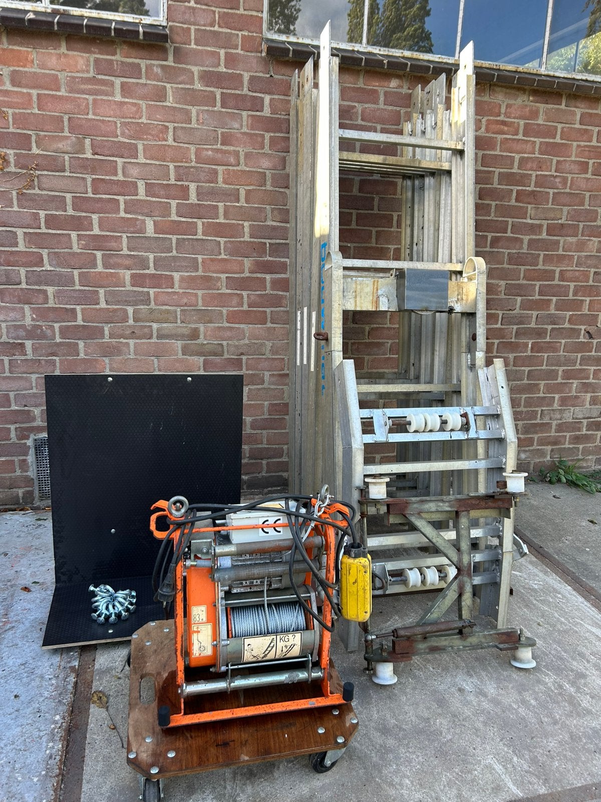 Pannenlift bouwlift ladderlift lift 11 mtr knikstuk, Enlèvement, Utilisé