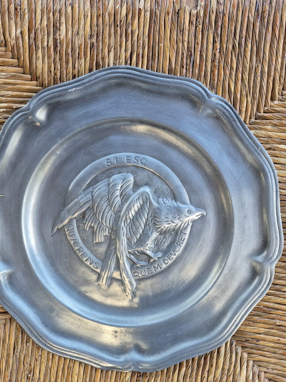 Assiette en étain 51e escadres armée française à cheval, Enlèvement