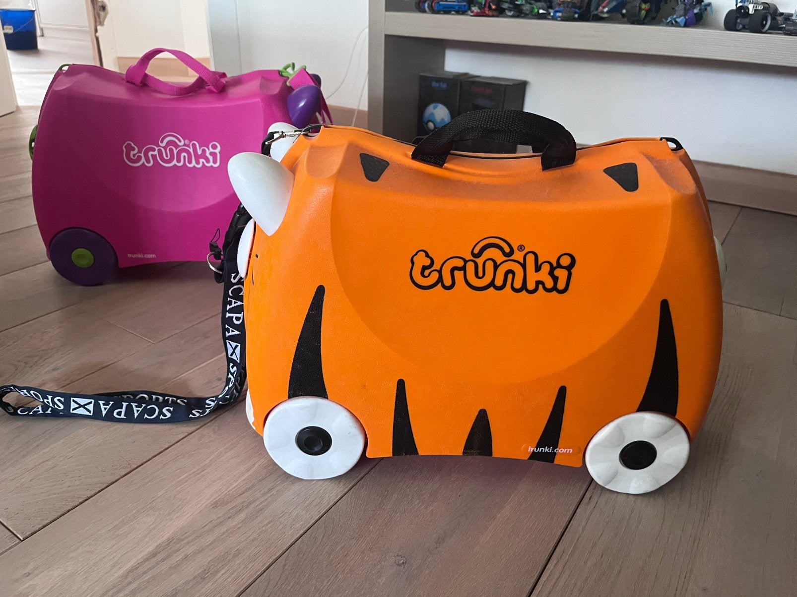 Trunki roze en oranje, Bijoux, Sacs & Beauté, Valises, Utilisé, Plastique dur, Moins de 50 cm, Moins de 35 cm, Roulettes, Enlèvement