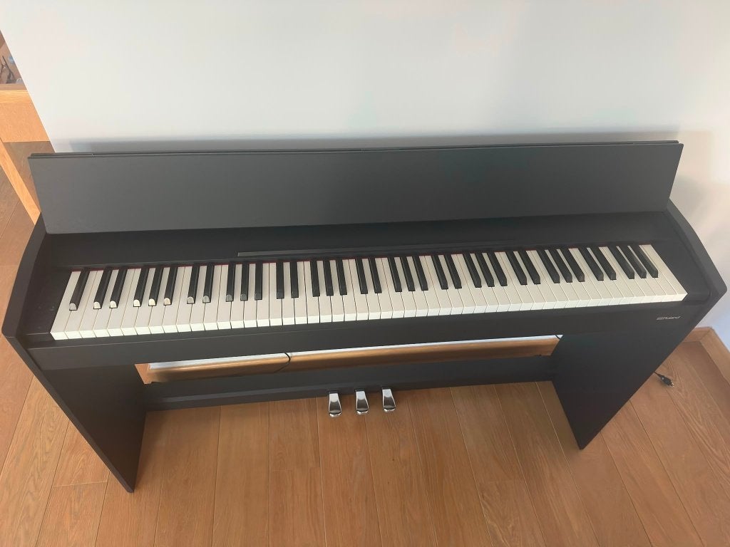 Piano numérique Roland F-107 noir, presque neuf, Muziek en Instrumenten, Piano's, Zo goed als nieuw, Piano, Zwart, Digitaal, Ophalen