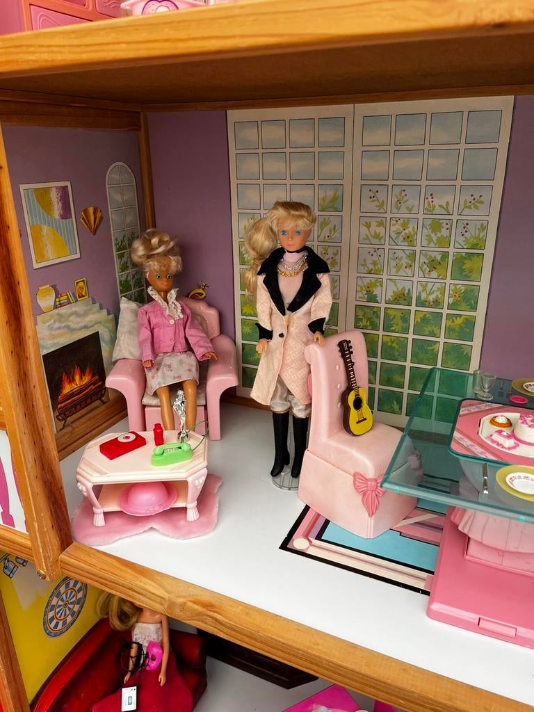 Poppenhuis met Barbie meubels en toebehoren, Ophalen, Poppenhuis