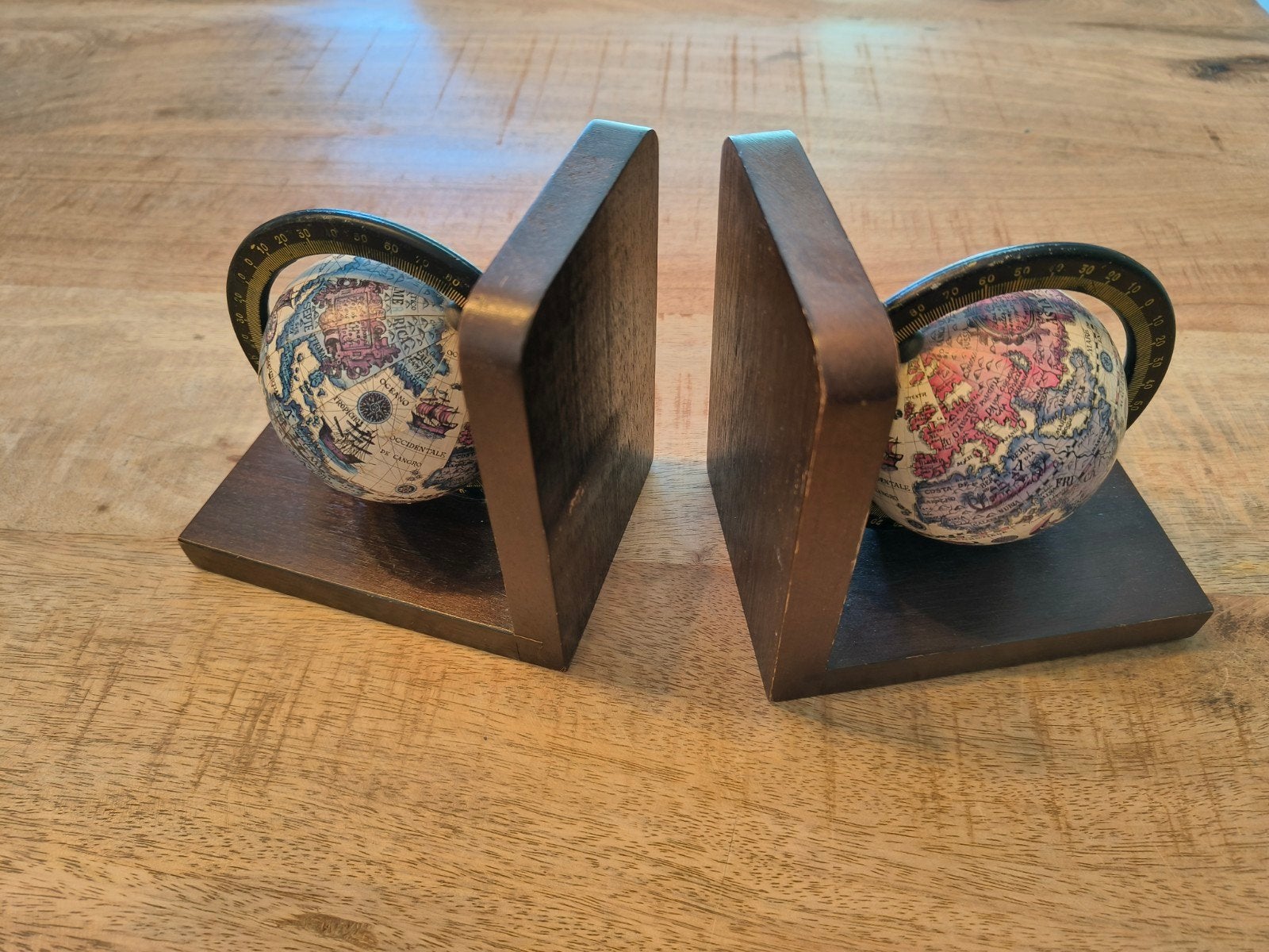 Set vintage houten boekensteunen met roterende globes, Antiquités & Art, Curiosités & Brocante, Enlèvement