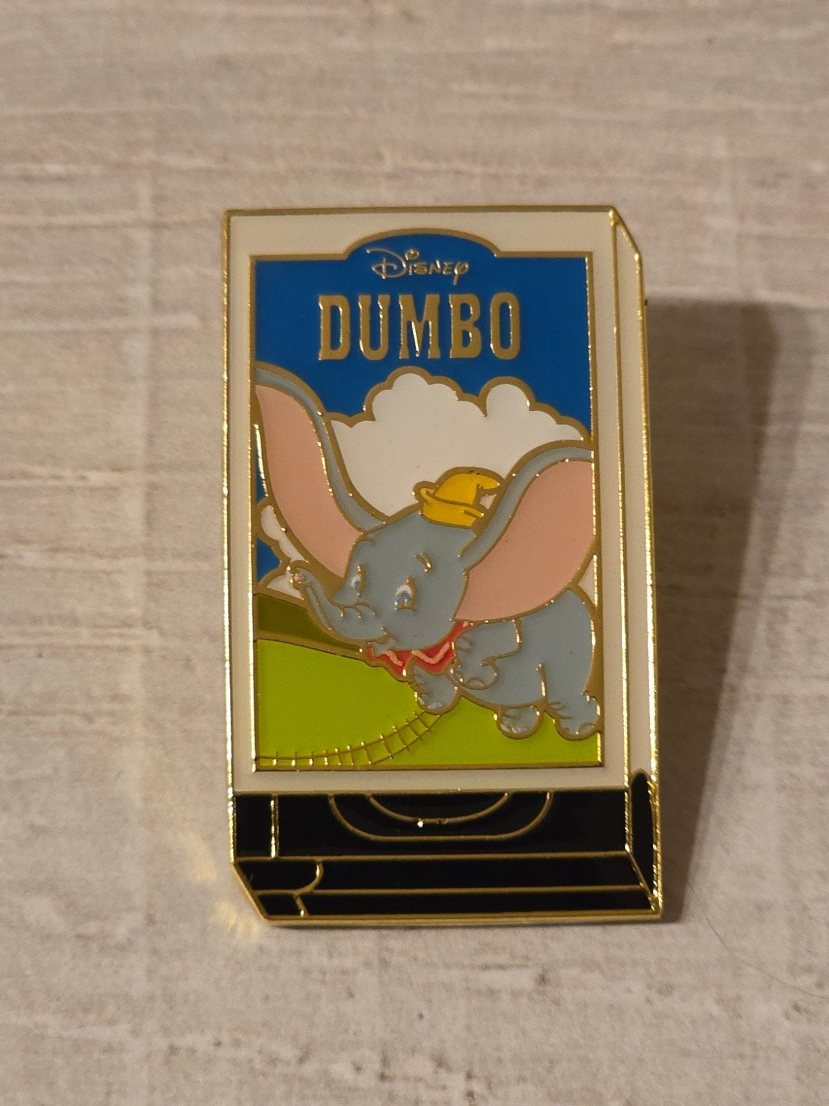 Broche Dumbo VHS Loungefly, Collections, Disney, Enlèvement ou Envoi, Bambi ou Dumbo, Comme neuf, Autres types