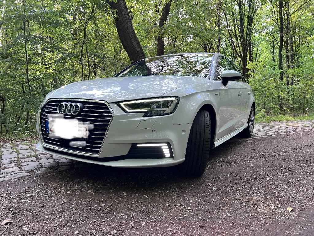 Audi A3 S-line Etron, Auto's, Audi, Zwart, 4 cilinders, Alcantara, Wit