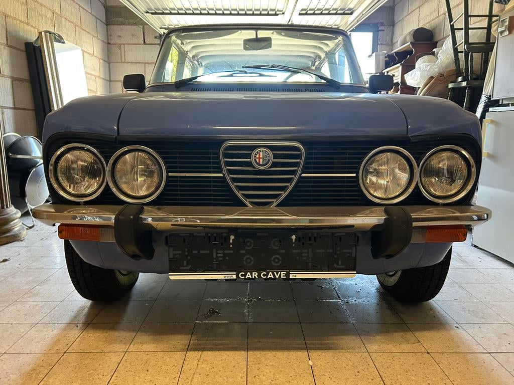 Alfa Romeo Giulia nuova super 1300, Autos, Oldtimers & Ancêtres, Particulier, Alfa Romeo, Essence, 4 portes, Boîte manuelle, Bleu