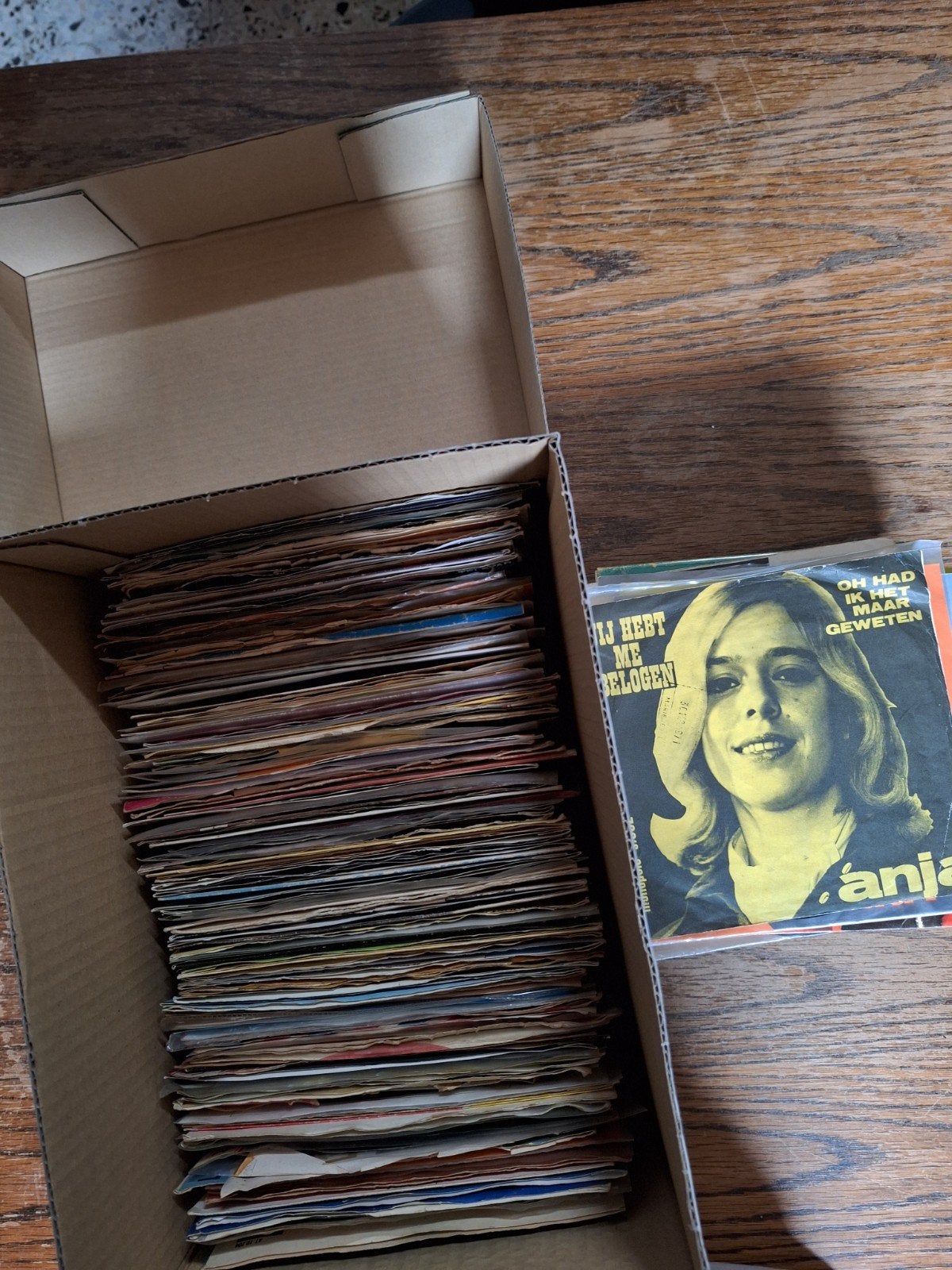 Doos vol nederlandstalige vinyl singles 45, Ophalen