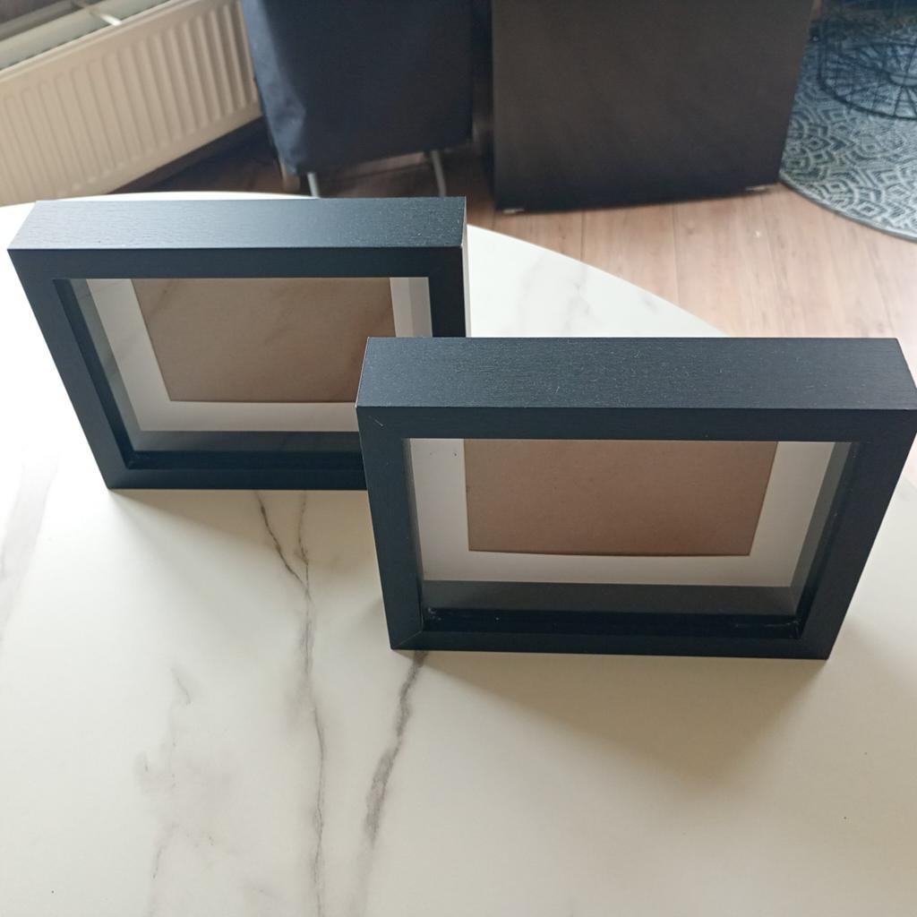2 zwarte foto kaders 22x17, rand 4,5cm, samen 7€, Ophalen