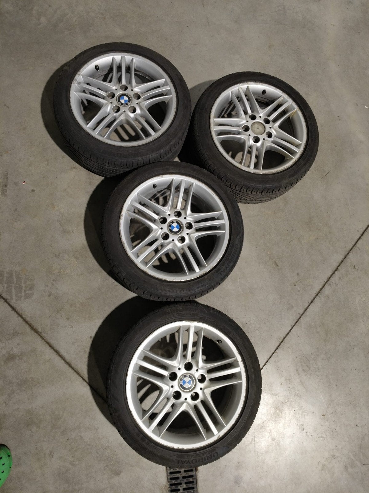 Jantes BMW 17 pouces avec pneus uniroyal, Autos : Pièces & Accessoires, Enlèvement, 17 pouces, Pneu(s)