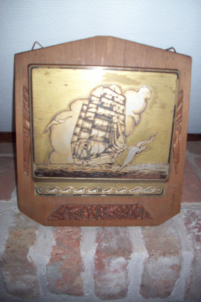 Dagbladhouder met zeilboot, Ophalen
