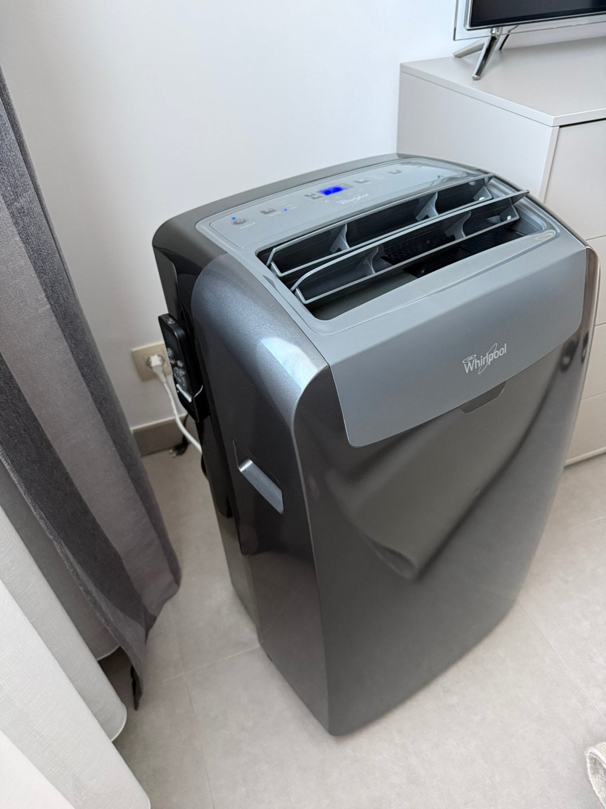 Climatiseur mobile Whirlpool, 60 à 100 m³, Comme neuf, Classe énergétique A ou plus économe, Refroidissement et Déshumidification