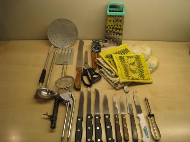Set keukenspullen : 22 stuks, messen, lookpers, blikopener.., Ophalen
