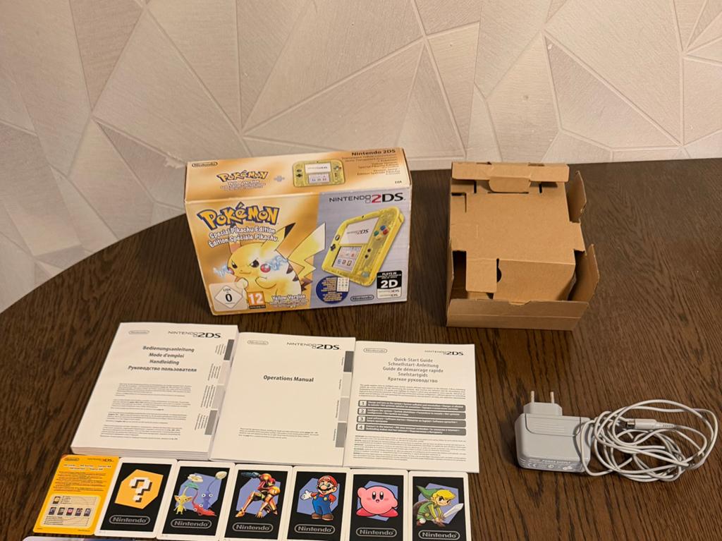 2ds pikachu, Games en Spelcomputers, Spelcomputers | Nintendo 2DS en 3DS, Ophalen, Zo goed als nieuw, 2DS