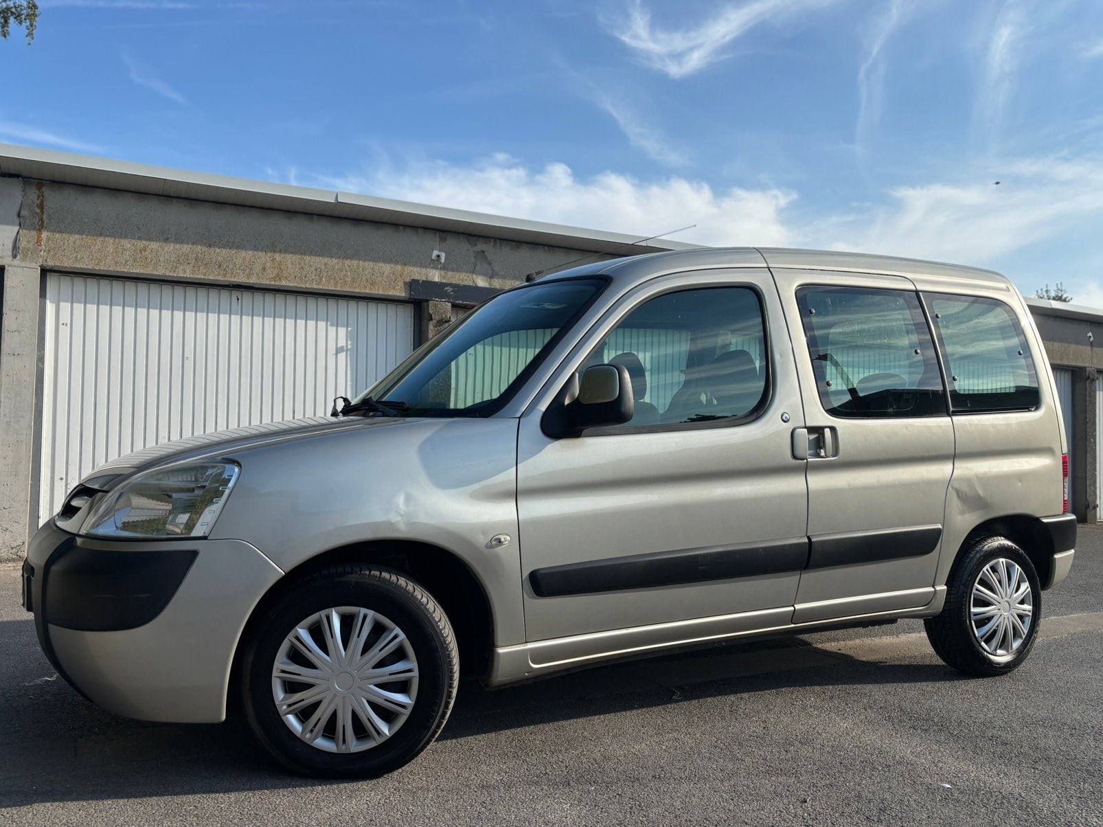 Peugeot Partner - 1.2 Essence - 130 000 Km - Homologué, Achat, Boîte manuelle, Autres couleurs, Noir