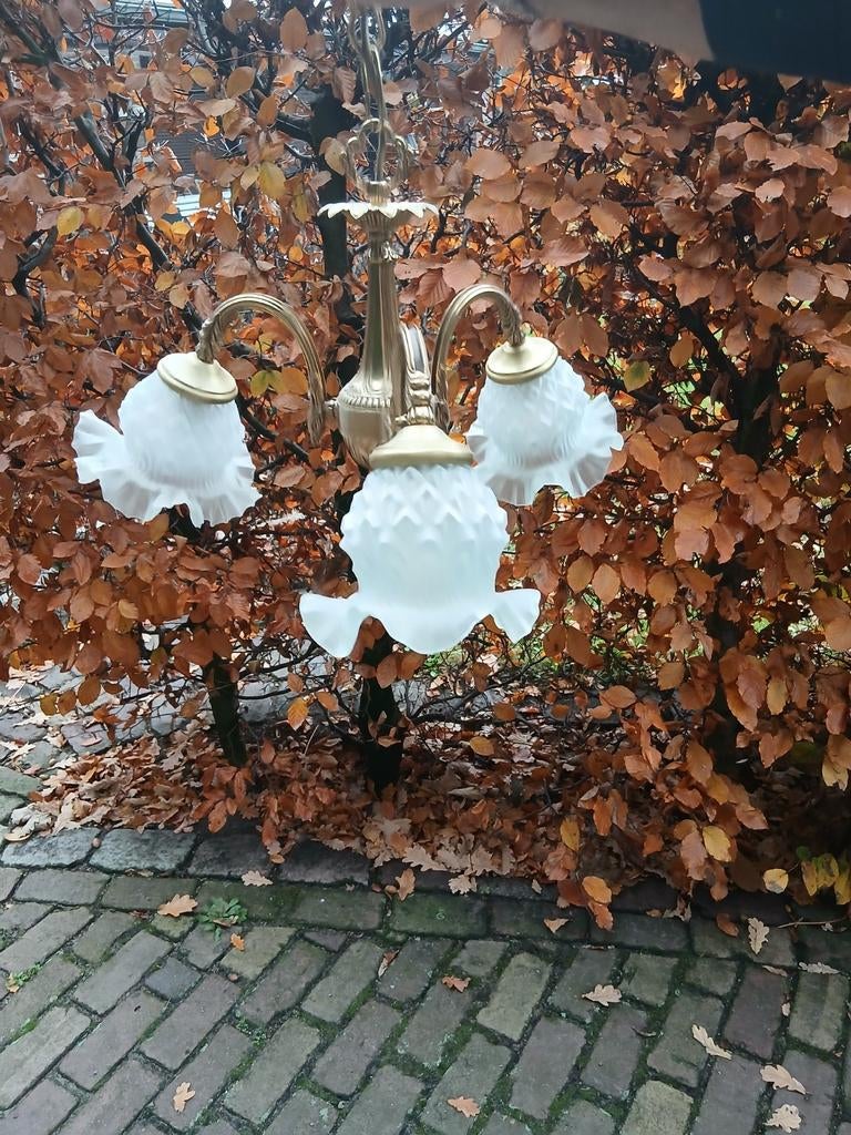Vintage kroonluchter messing met 3 glazen kappen – €45, Ophalen of Verzenden