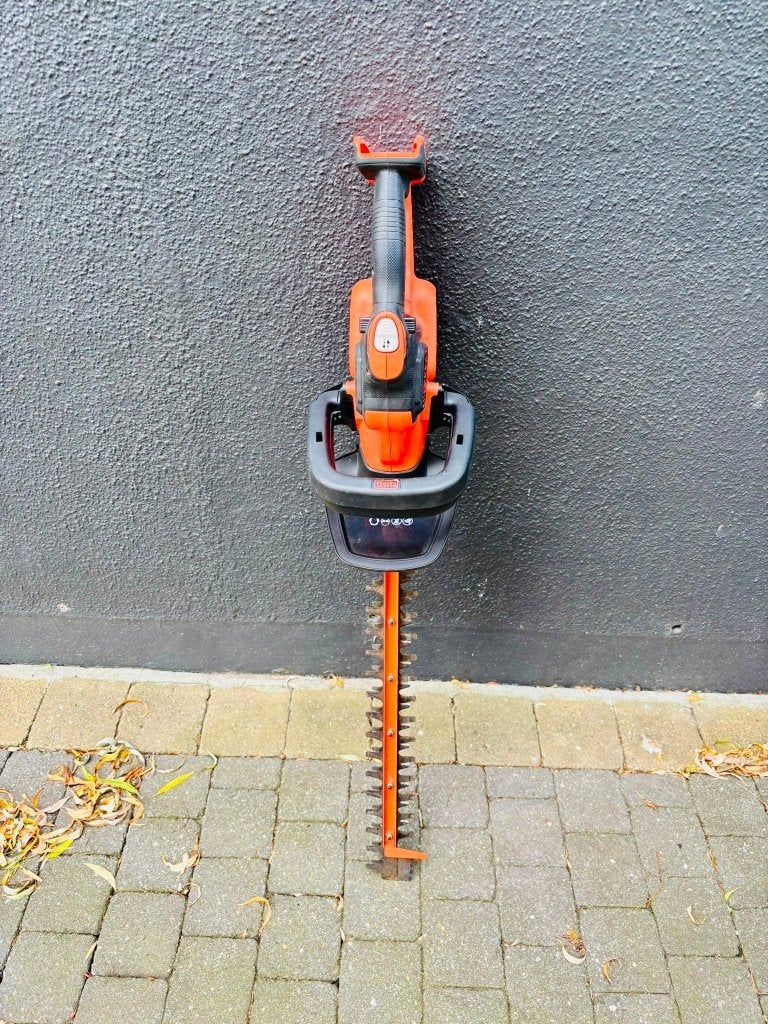 Complete BLACK+DECKER 36V heggenschaar + Lader BCHTS36, Ophalen, Zo goed als nieuw, Accu, Black&Dekker