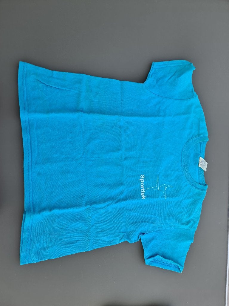 lichtblauw T-shirt sportiek, 116, Kinderen en Baby's, Kinderkleding | Maat 116, Ophalen, Zo goed als nieuw