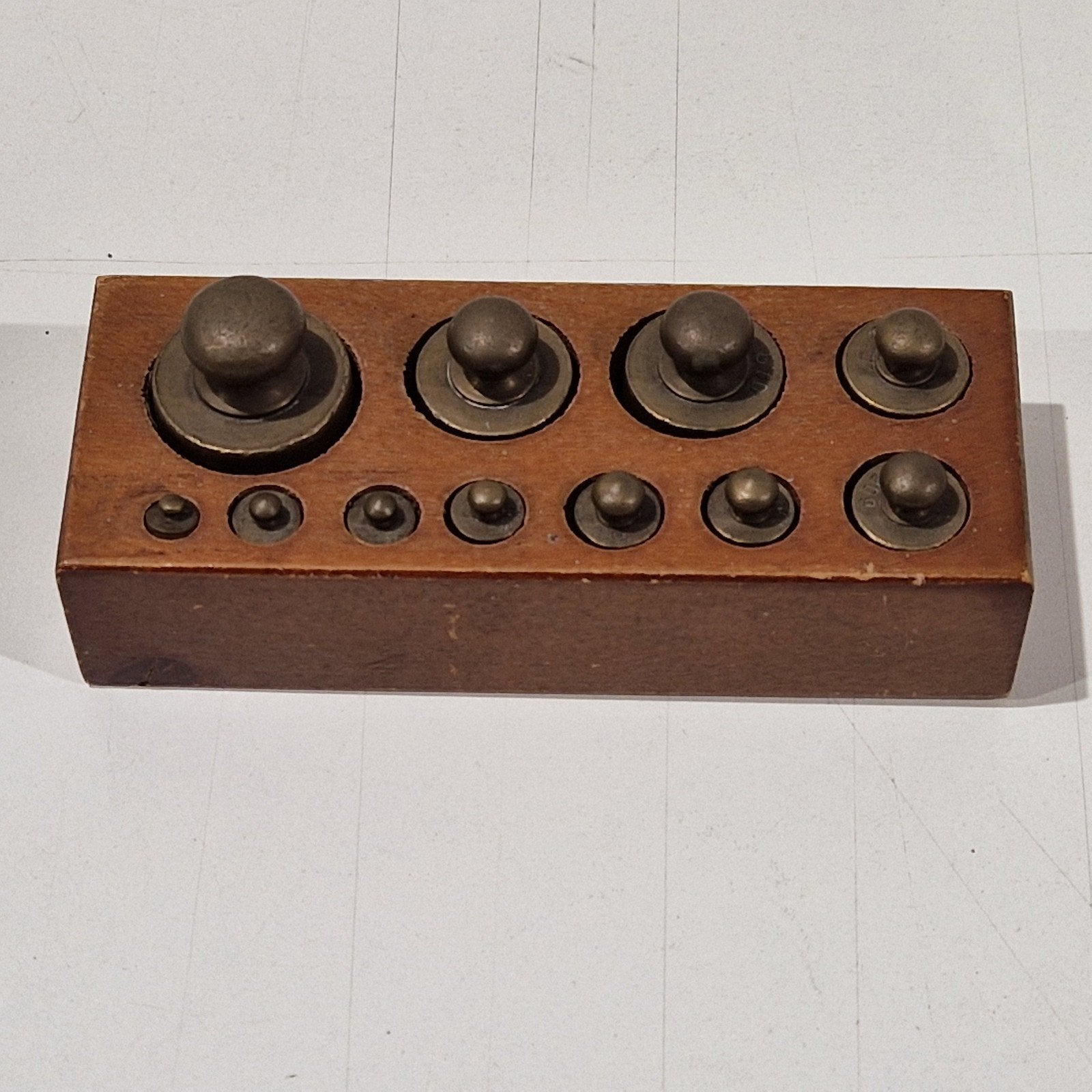 Kompleet , 11 kleine koperen gewichten in houten blok,  1 gr, Antiek en Kunst, Ophalen of Verzenden