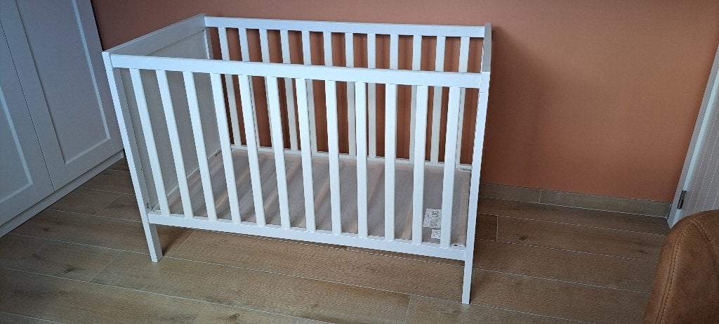 Babybedje + commode + matras, Enlèvement, Comme neuf, Moins de 140 cm, Matelas
