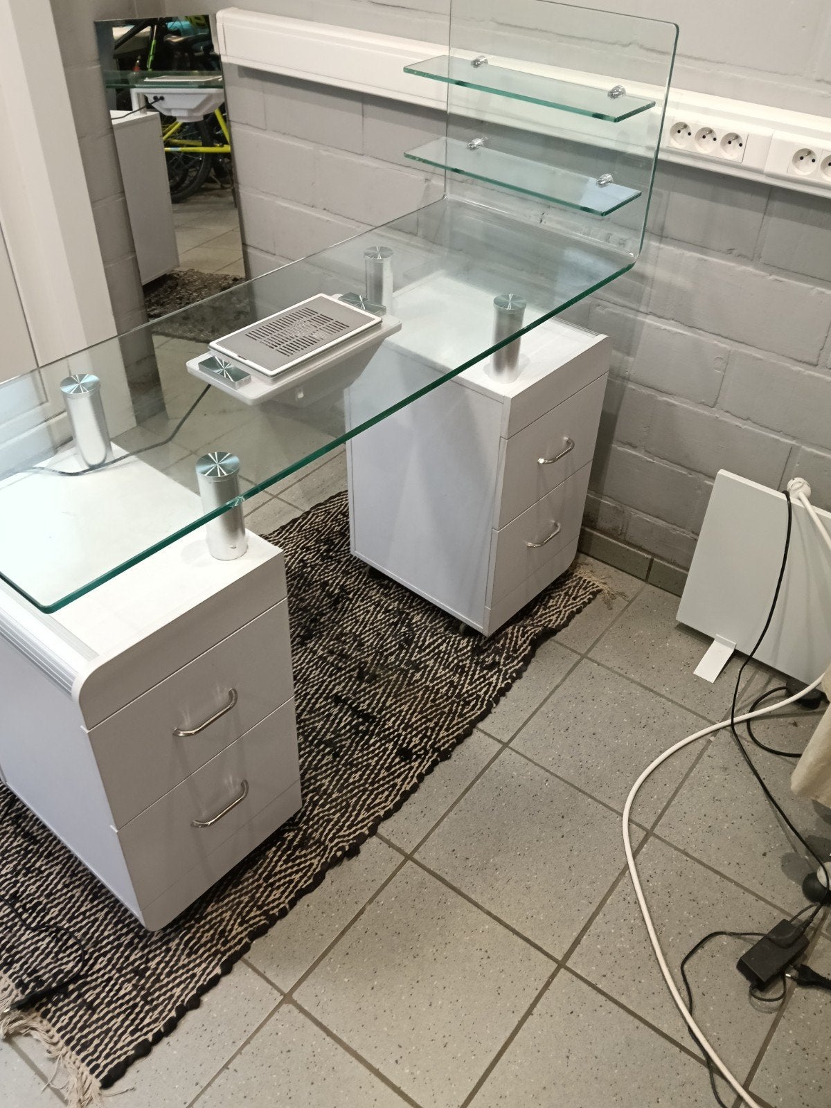 nageltafel met afzuiging, Ophalen