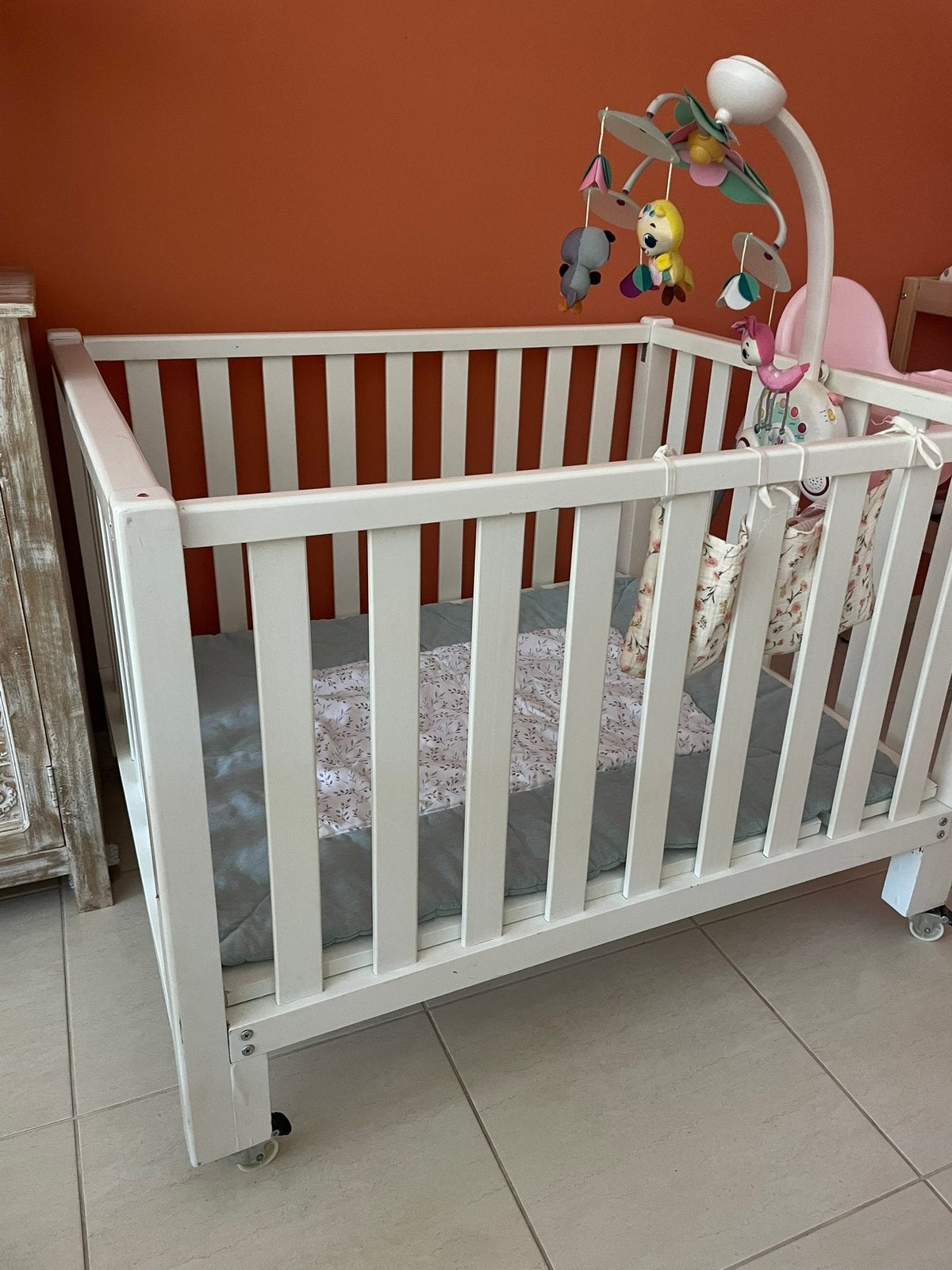 Belle boîte en bois blanche sur roulettes, Enfants & Bébés, Enlèvement, Comme neuf