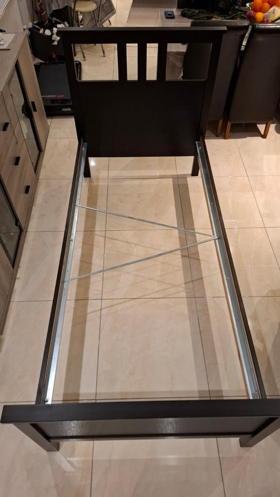 Ikea HEMNES lit, brun-noir, 1 place en très bonne état, Maison & Meubles, Enlèvement, Brun