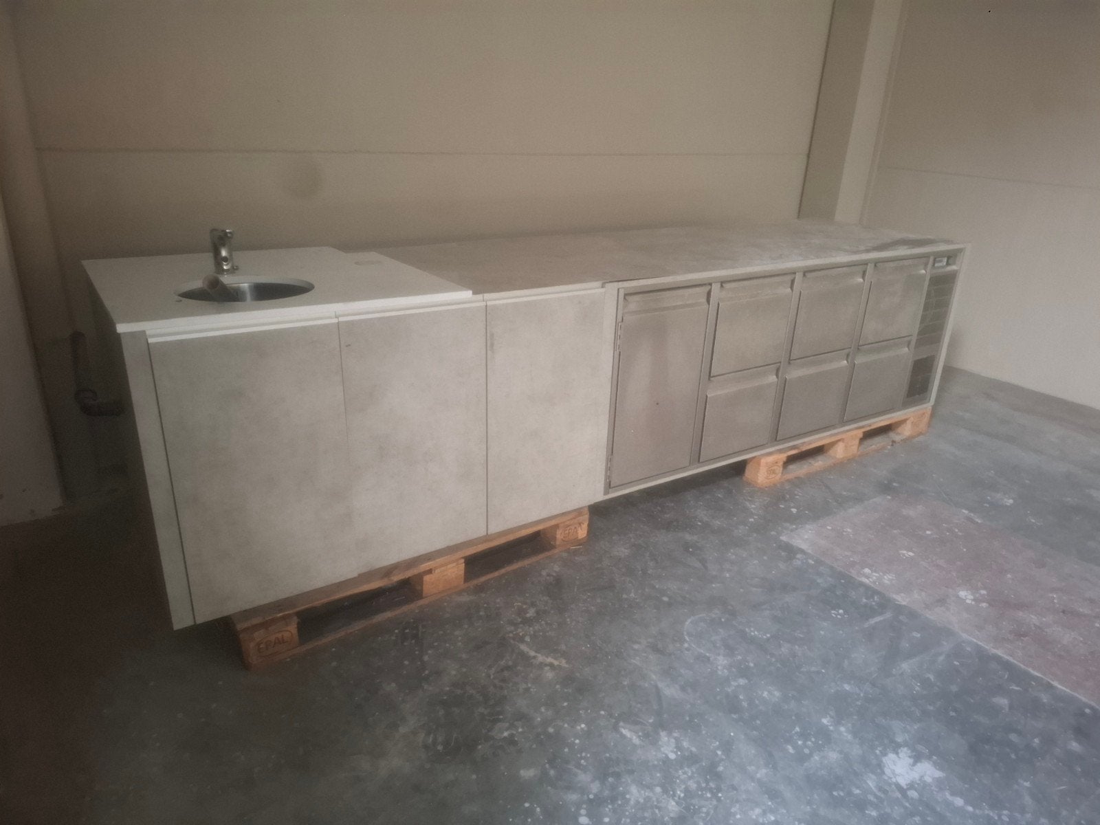 Werkbank. Koeltoog inox met koelvakken en afwas, Ophalen