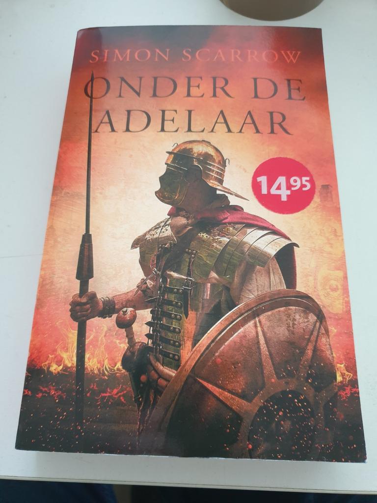 Simon Scarrow - Onder de adelaar.  Deel 1, Boeken, Ophalen of Verzenden, Simon Scarrow