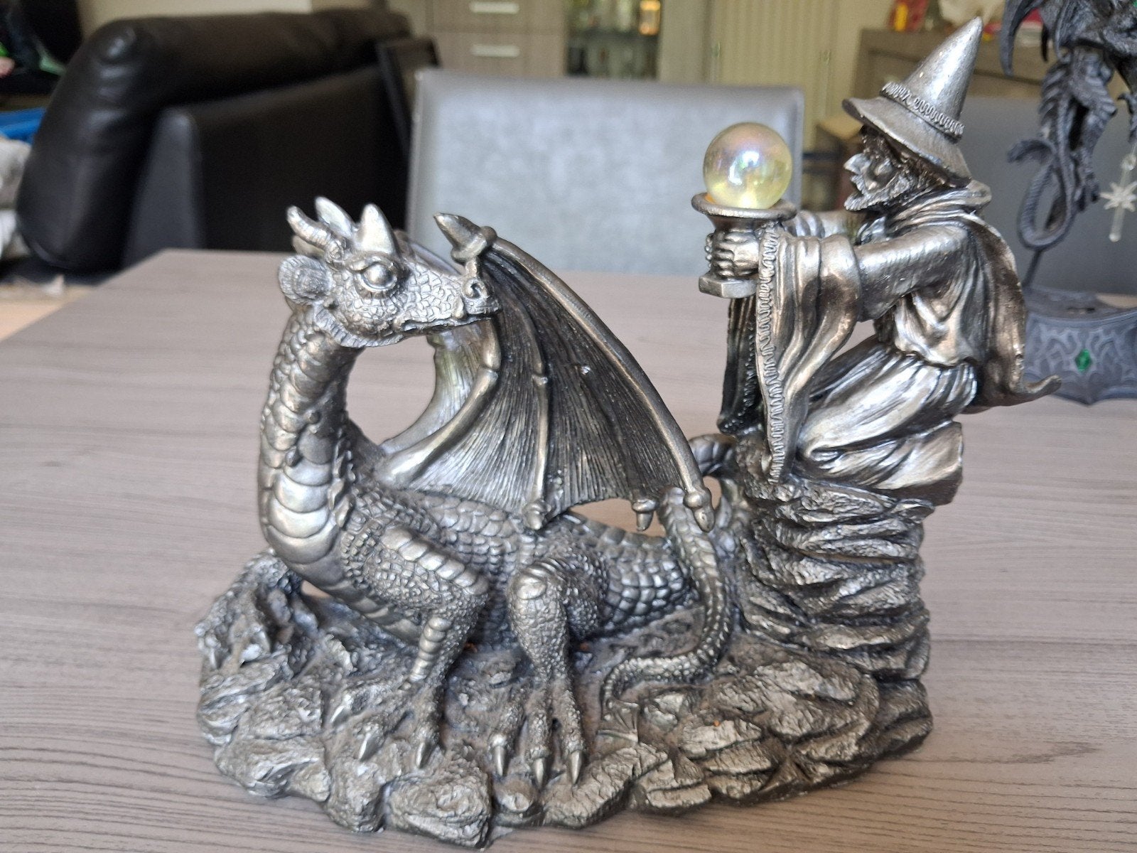 Tovenaar met draak, Ophalen
