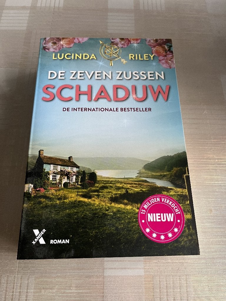 De Zeven Zussen Schaduw - boek, Boeken, Ophalen of Verzenden, Nieuw, Lucinda Riley