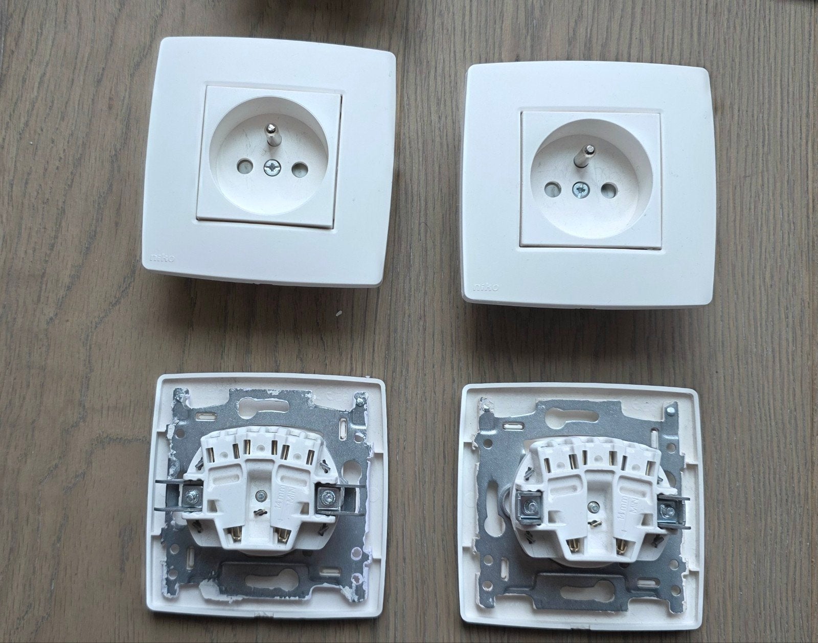 Niko stopcontact, opbouw, afdekplaat. Kleur wit, Doe-het-zelf en Bouw, Ophalen, Stopcontact