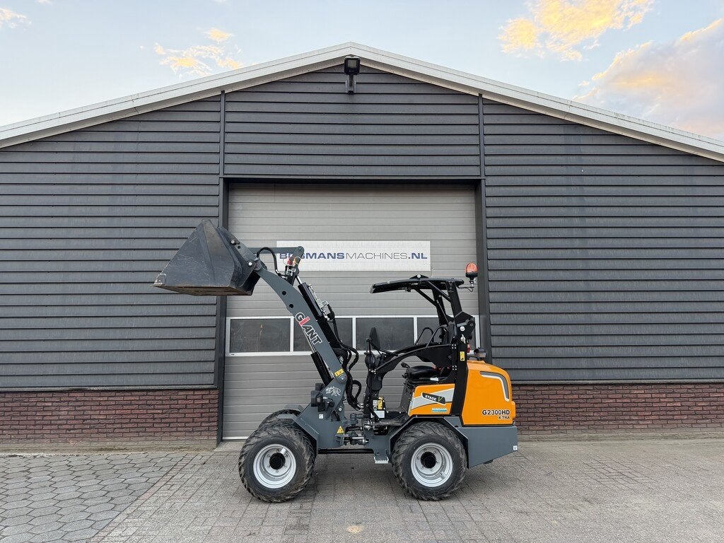 Giant G2300 X-TRA HD minishovel 2026 56 uur €575 LEASE, Articles professionnels, Tobroco, Info@tobroco.nl, Sprendlingenstraat 57
5061 KM  Oisterwijk