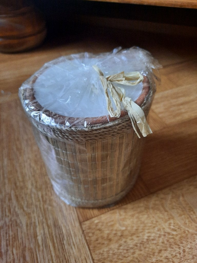 mooie nieuwe kaars in stenen pot met rotan rond, 10cm hoog, Ophalen of Verzenden, Nieuw, Kaars